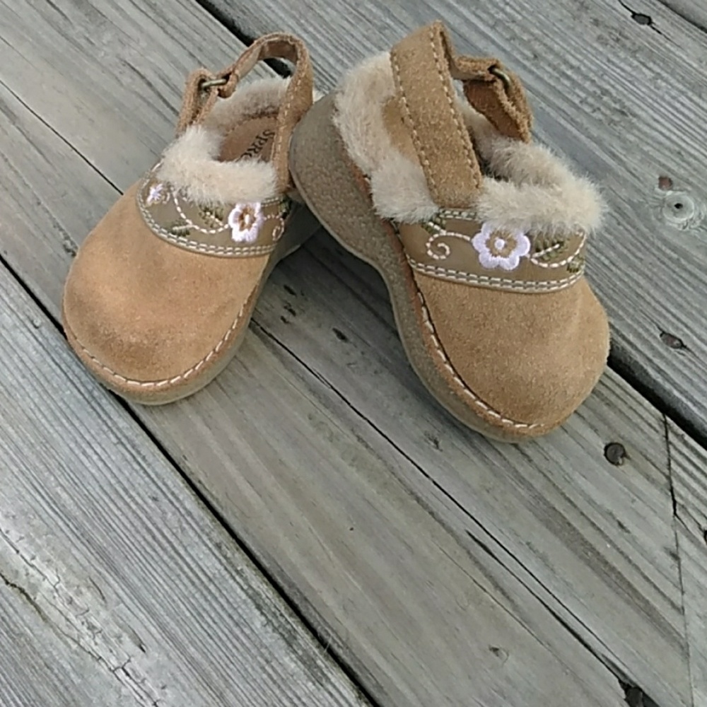 Sprockets suede shoe with strap Size 4
